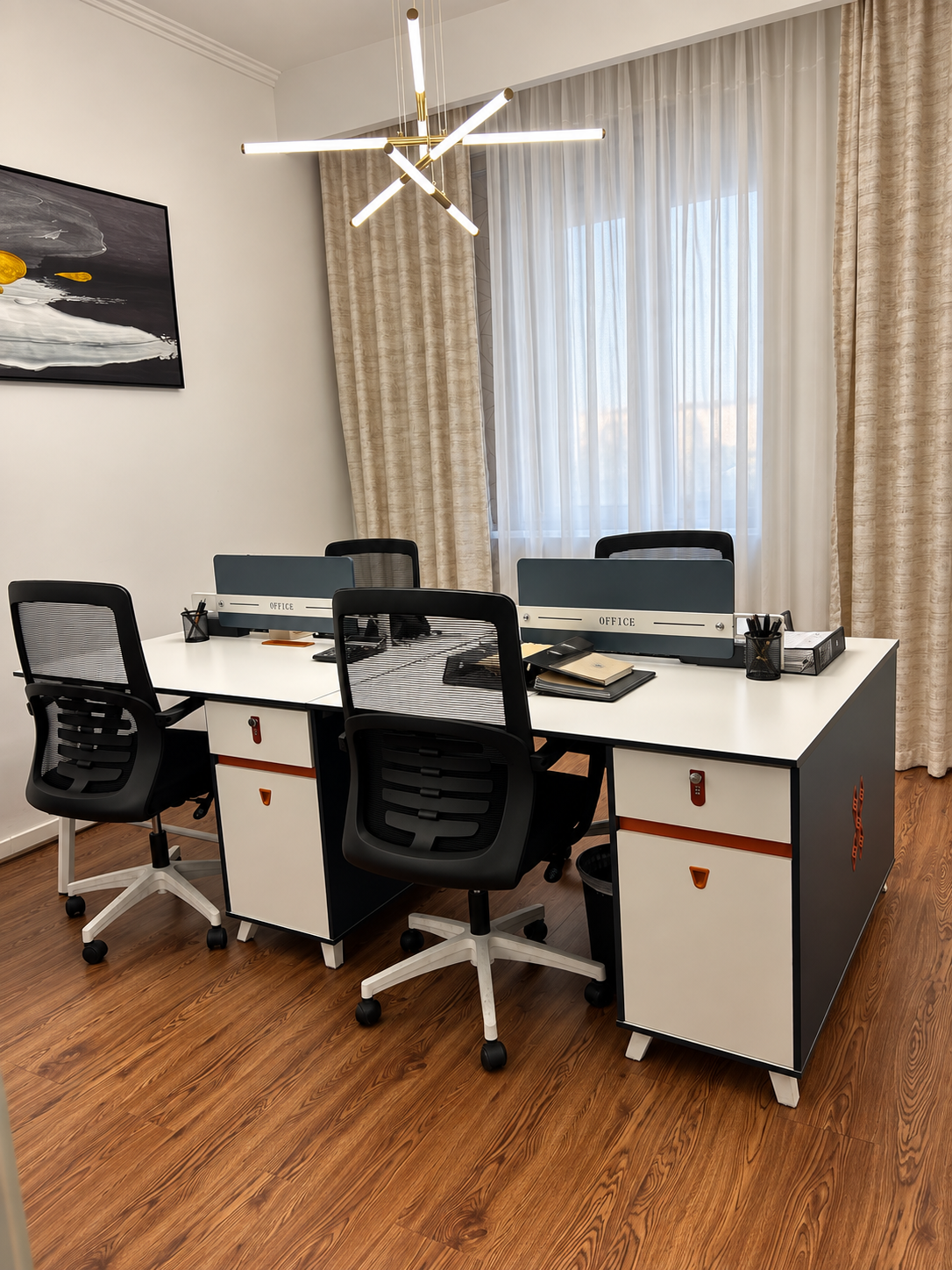 Ilha de trabalho do GELS Business Center com várias secretárias e cadeiras