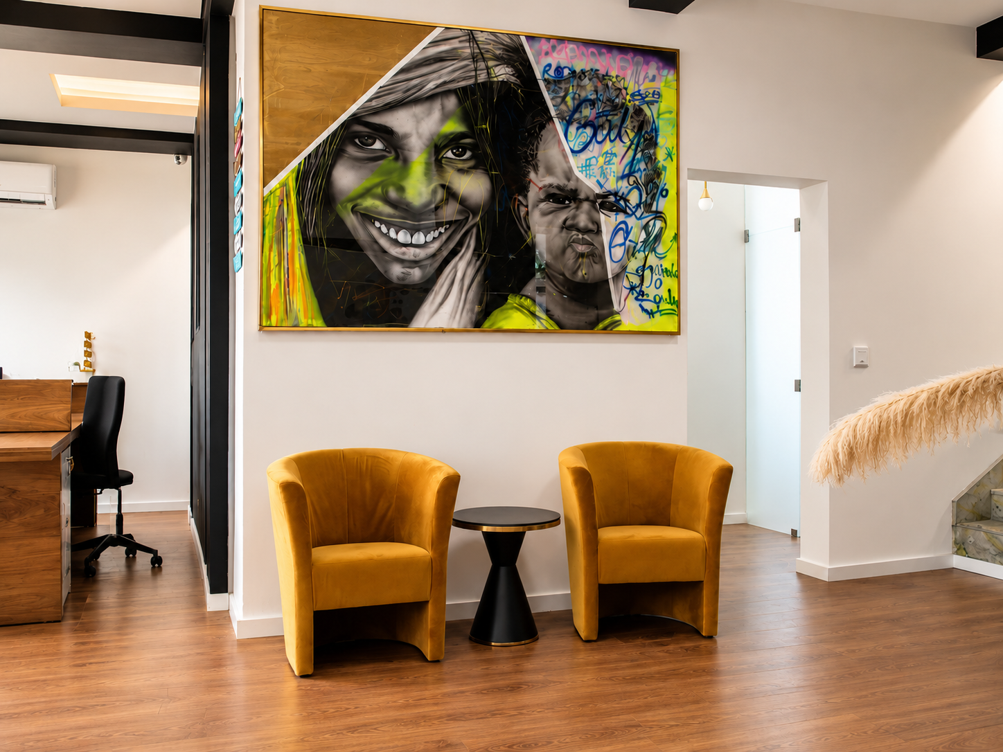 Área de recepção com arte contemporânea e poltronas douradas