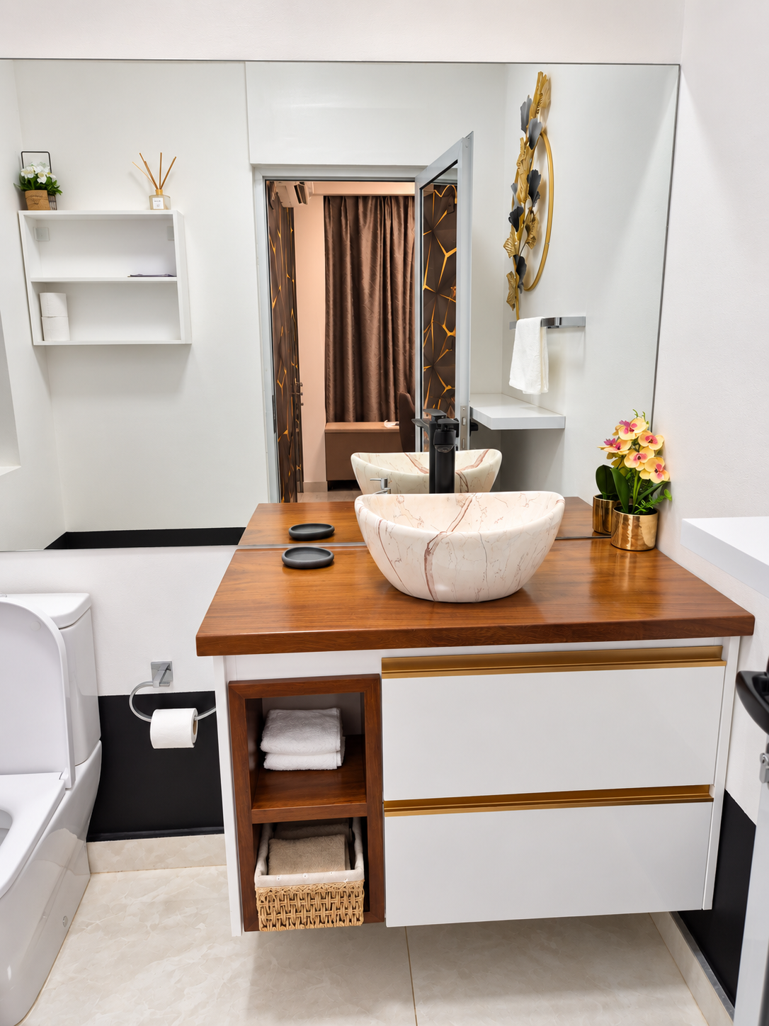 Instalações sanitárias do GELS Business Center com lavatório e espelho