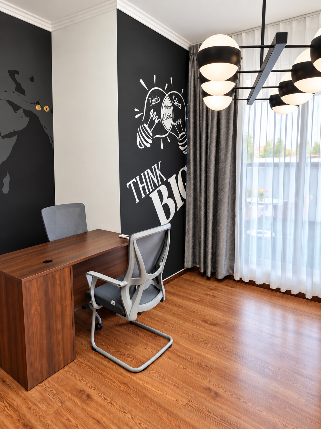 Posto individual numa sala partilhada do GELS Business Center